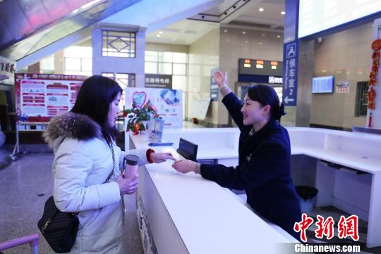 客運值班員唐榮婷每天回答旅客問訊5000多人次?！±钣?攝