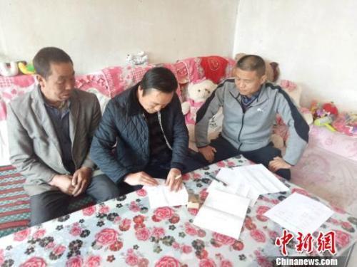 資料圖：圖為扶貧隊(duì)伍進(jìn)貧困戶里,，給貧困戶宣講政策,。　鐘欣 攝