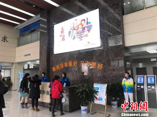 杭州市拱墅區(qū)行政服務(wù)中心的辦事大廳?！埍?攝