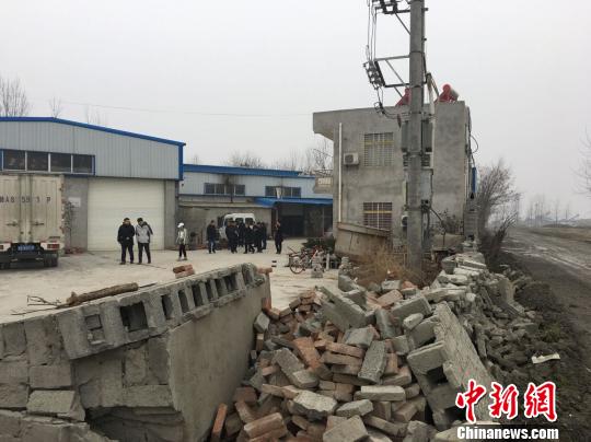 湖北襄陽(yáng)樊城拆除漢江河道31家違建企業(yè)