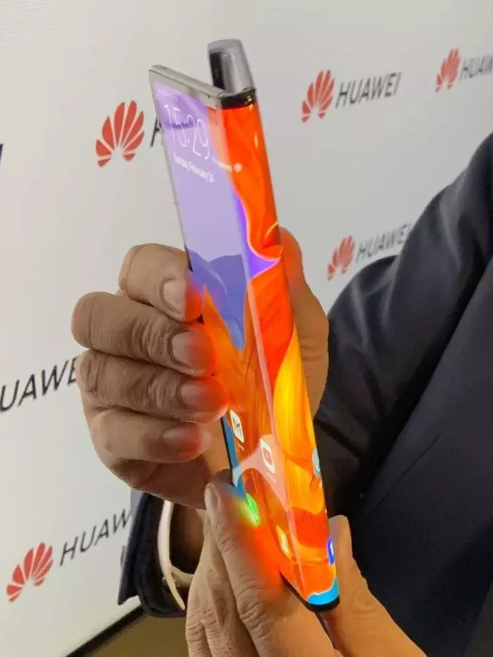 售價(jià)1.75萬(wàn)!華為5G手機(jī)刷屏 網(wǎng)友:買不起依然激動(dòng)