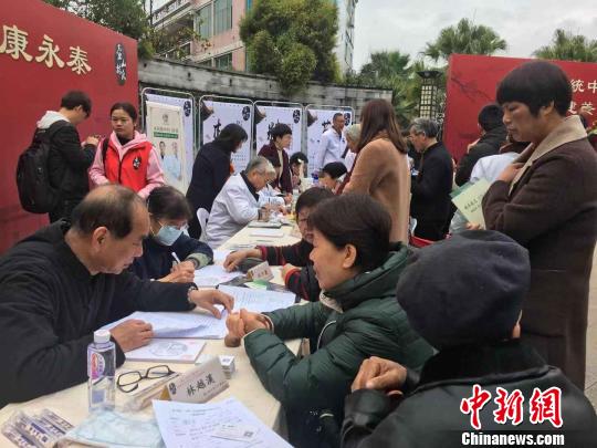 25日,，“福建省非物質(zhì)文化保護(hù)遺產(chǎn)壺山林氏中醫(yī)內(nèi)科‘非遺’溫暖送健康大型義診活動(dòng)”在福建省福州永泰縣啟動(dòng),。　葉秋云 攝