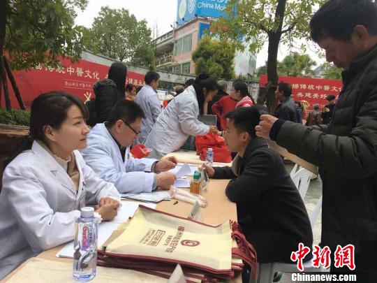 現(xiàn)場(chǎng)的義診服務(wù)項(xiàng)目包括：中醫(yī)理療、中醫(yī)診治處方,、測(cè)血壓,、測(cè)血糖、眼科檢查,、科普健康知識(shí),、建立健康檔案等?！∪~秋云 攝