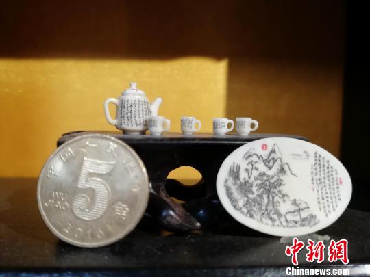 王天明手工雕刻的《經(jīng)典壺型二十例》,，其中,，重量最輕的僅2.6克，大小不足一枚5角硬幣,?！O婷婷 攝
