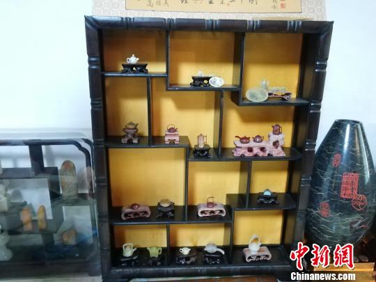 王天明手工雕刻的《經(jīng)典壺型二十例》,?！O婷婷 攝