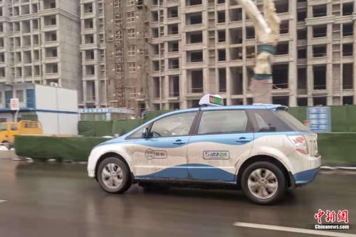 河南安陽，路上行駛的新能源出租車,。張旭 攝