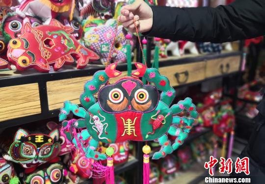 圖為甘肅民間手工藝人發(fā)展香包產(chǎn)業(yè),。(資料圖) 劉玉桃 攝