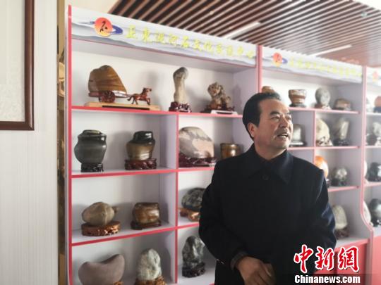 圖為博物館館長邊正學(xué)介紹他收藏的石頭,。　楊娜 攝