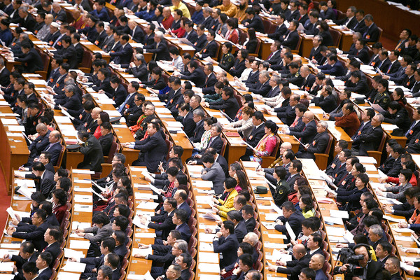 全國政協(xié)十三屆二次會議3月3日下午3時在北京人民大會堂開幕,。開幕會上，2000多名全國政協(xié)委員將聽取和審議政協(xié)全國委員會常務(wù)委員會工作報告和政協(xié)全國委員會常務(wù)委員會關(guān)于政協(xié)十三屆一次會議以來提案工作情況的報告,。本報記者  田福良 攝