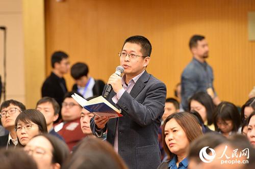 經(jīng)濟(jì)日報(bào)融媒體記者提問 人民網(wǎng)記者 熊旭 攝