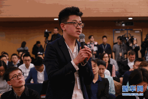 圖為人民日報記者提問。新華網(wǎng) 中國政府網(wǎng) 馬娟 攝