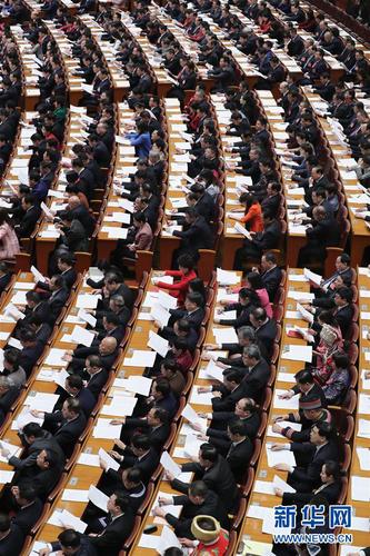 3月8日，十三屆全國人大二次會議在北京人民大會堂舉行第二次全體會議,。這是全國人大代表在認真聽會,。新華社記者 丁林 攝1