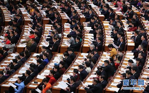 3月8日，十三屆全國人大二次會議在北京人民大會堂舉行第二次全體會議,。這是全國人大代表在認真聽會,。新華社記者 丁林 攝v