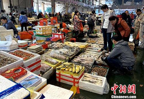 資料圖為福州市民春節(jié)期間在市場購買海鮮年貨,。<a target='_blank' href='http://www.chinanews.com/'>中新社</a>記者 王東明 攝