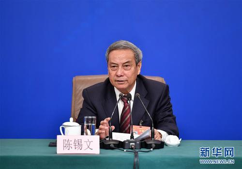 這是陳錫文在回答記者提問。 新華社記者 李然 攝