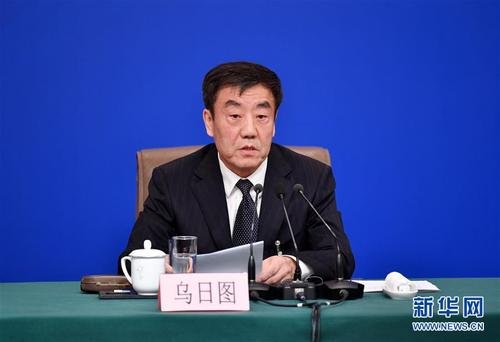 這是烏日圖在回答記者提問,。 新華社記者 李然 攝
