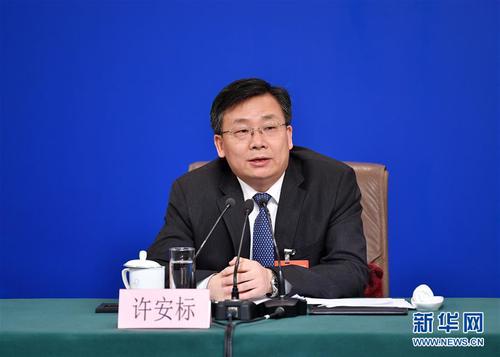 這是許安標在回答記者提問,。 新華社記者 李然 攝