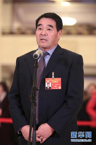 　　3月9日，全國政協(xié)十三屆二次會議在北京人民大會堂舉行第二次全體會議,。這是全國政協(xié)委員廷·巴特爾在“委員通道”接受采訪,。 新華社記者 才揚 攝