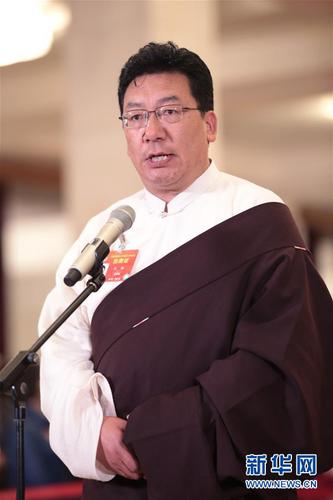 　　3月9日，全國政協(xié)十三屆二次會議在北京人民大會堂舉行第二次全體會議,。這是全國政協(xié)委員扎西在“委員通道”接受采訪,。 新華社記者 才揚 攝