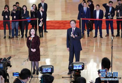 3月9日,，全國政協(xié)十三屆二次會議在北京人民大會堂舉行第二次全體會議,。這是全國政協(xié)委員劉月寧（前左）、馮鞏（前右）在“委員通道”接受采訪,。 新華社記者 陳曄華 攝