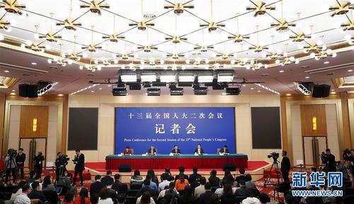 　　3月9日,，十三屆全國人大二次會議新聞中心舉行記者會，邀請國務院國資委主任肖亞慶,，副主任翁杰明,，秘書長、新聞發(fā)言人彭華崗就“國有企業(yè)改革發(fā)展”相關問題回答中外記者提問,。 新華社記者 沈伯韓 攝1