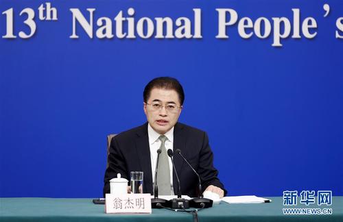 　　3月9日,，十三屆全國人大二次會議新聞中心舉行記者會，邀請國務院國資委主任肖亞慶,，副主任翁杰明,，秘書長、新聞發(fā)言人彭華崗就“國有企業(yè)改革發(fā)展”相關問題回答中外記者提問,。這是翁杰明在回答記者提問,。 新華社記者 沈伯韓 攝