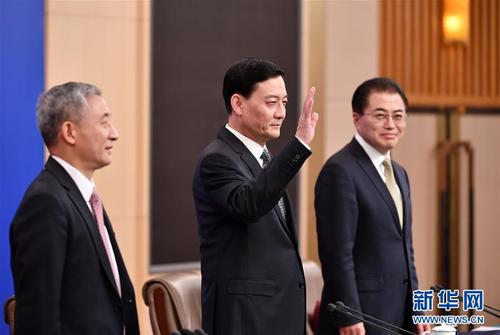 3月9日,，十三屆全國人大二次會議新聞中心舉行記者會，邀請國務院國資委主任肖亞慶（中）,，副主任翁杰明（右）,，秘書長、新聞發(fā)言人彭華崗（左）就“國有企業(yè)改革發(fā)展”相關問題回答中外記者提問,。 新華社記者 李然 攝