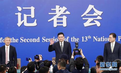 3月9日,，十三屆全國人大二次會議新聞中心舉行記者會，邀請國務院國資委主任肖亞慶,，副主任翁杰明,，秘書長、新聞發(fā)言人彭華崗就“國有企業(yè)改革發(fā)展”相關問題回答中外記者提問,。 新華社記者 沈伯韓 攝