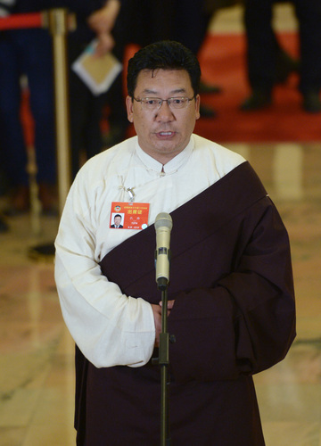 3月9日,，全國政協(xié)十三屆二次會(huì)議在北京人民大會(huì)堂舉行第二次全體會(huì)議。這是全國政協(xié)委員扎西在“委員通道”接受采訪,。