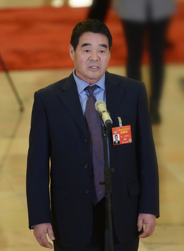 3月9日,，全國政協(xié)十三屆二次會(huì)議在北京人民大會(huì)堂舉行第二次全體會(huì)議。這是全國政協(xié)委員廷·巴特爾在“委員通道”接受采訪,。
