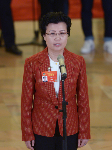 3月9日,，全國政協(xié)十三屆二次會(huì)議在北京人民大會(huì)堂舉行第二次全體會(huì)議,。這是全國政協(xié)委員王艷霞在“委員通道”接受采訪。