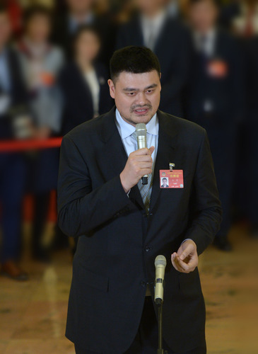 3月9日,，全國政協(xié)十三屆二次會(huì)議在北京人民大會(huì)堂舉行第二次全體會(huì)議,。這是全國政協(xié)委員姚明在“委員通道”接受采訪。