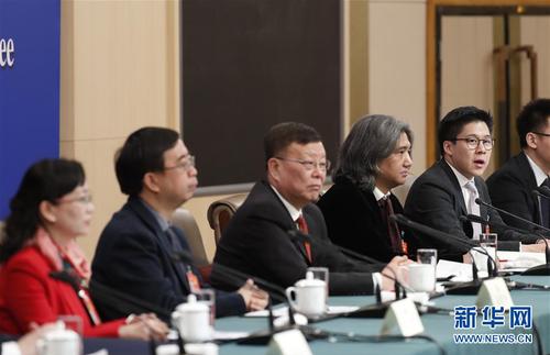 　　3月10日,，全國(guó)政協(xié)十三屆二次會(huì)議新聞中心舉行記者會(huì),，邀請(qǐng)全國(guó)政協(xié)委員賴明（中）、吳為山（右二）,、潘建偉（左二）,、霍啟剛（右一）、石紅（左一）談新時(shí)代政協(xié)履職,。這是霍啟剛在回答記者提問(wèn),。 新華社記者 沈伯韓 攝