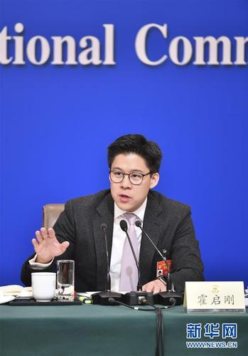 　　3月10日,，全國(guó)政協(xié)十三屆二次會(huì)議新聞中心舉行記者會(huì),，邀請(qǐng)全國(guó)政協(xié)委員賴明、吳為山,、潘建偉,、霍啟剛、石紅談新時(shí)代政協(xié)履職,。這是霍啟剛在回答記者提問(wèn),。 新華社記者 李然 攝