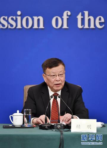 　　3月10日,，全國(guó)政協(xié)十三屆二次會(huì)議新聞中心舉行記者會(huì),，邀請(qǐng)全國(guó)政協(xié)委員賴明、吳為山,、潘建偉,、霍啟剛,、石紅談新時(shí)代政協(xié)履職。這是賴明在回答記者提問(wèn),。 新華社記者 李然 攝
