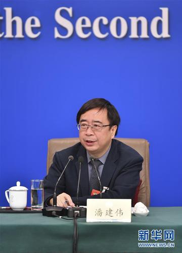 　　3月10日，全國(guó)政協(xié)十三屆二次會(huì)議新聞中心舉行記者會(huì),，邀請(qǐng)全國(guó)政協(xié)委員賴明,、吳為山、潘建偉,、霍啟剛,、石紅談新時(shí)代政協(xié)履職。這是潘建偉在回答記者提問(wèn),。 新華社記者 李然 攝