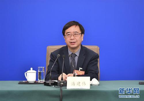 　　3月10日,，全國(guó)政協(xié)十三屆二次會(huì)議新聞中心舉行記者會(huì)，邀請(qǐng)全國(guó)政協(xié)委員賴明,、吳為山,、潘建偉、霍啟剛,、石紅談新時(shí)代政協(xié)履職,。這是潘建偉在回答記者提問(wèn)。 新華社記者 李然 攝1