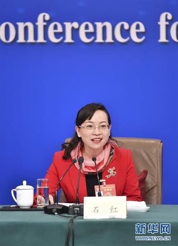 　　3月10日，全國(guó)政協(xié)十三屆二次會(huì)議新聞中心舉行記者會(huì),，邀請(qǐng)全國(guó)政協(xié)委員賴明,、吳為山、潘建偉,、霍啟剛,、石紅談新時(shí)代政協(xié)履職。這是石紅在回答記者提問(wèn),。 新華社記者 李然 攝