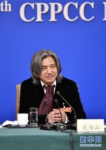 　　3月10日，全國(guó)政協(xié)十三屆二次會(huì)議新聞中心舉行記者會(huì),，邀請(qǐng)全國(guó)政協(xié)委員賴明,、吳為山、潘建偉,、霍啟剛,、石紅談新時(shí)代政協(xié)履職。這是吳為山在回答記者提問(wèn),。 新華社記者 李然 攝
