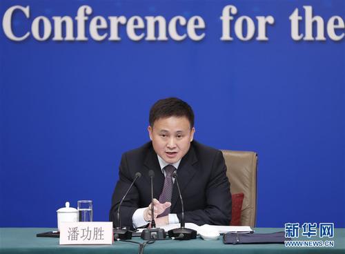 潘功勝在回答記者提問,。 新華社記者 沈伯韓 攝