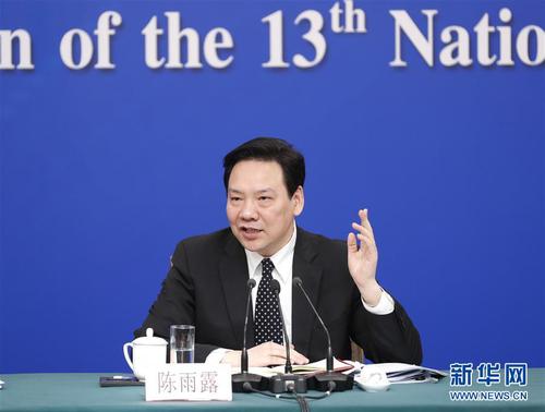 　　3月10日,，十三屆全國(guó)人大二次會(huì)議新聞中心舉行記者會(huì)，邀請(qǐng)中國(guó)人民銀行行長(zhǎng)易綱,，副行長(zhǎng)陳雨露,，副行長(zhǎng)、國(guó)家外匯管理局局長(zhǎng)潘功勝,，副行長(zhǎng)范一飛就“金融改革與發(fā)展”相關(guān)問題回答中外記者提問,。這是陳雨露在回答記者提問。新華社記者 沈伯韓 攝