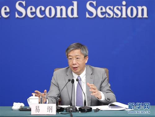 　　3月10日,，十三屆全國(guó)人大二次會(huì)議新聞中心舉行記者會(huì),，邀請(qǐng)中國(guó)人民銀行行長(zhǎng)易綱，副行長(zhǎng)陳雨露,，副行長(zhǎng),、國(guó)家外匯管理局局長(zhǎng)潘功勝,，副行長(zhǎng)范一飛就“金融改革與發(fā)展”相關(guān)問題回答中外記者提問,。這是易綱在回答記者提問。 新華社記者 沈伯韓 攝