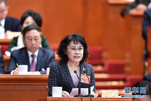張海迪委員作大會(huì)發(fā)言,。 新華社記者 殷博古 攝