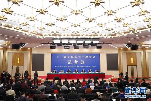 　　3月11日,，十三屆全國人大二次會議新聞中心舉行記者會,，邀請科技部部長王志剛,、副部長李萌、戰(zhàn)略規(guī)劃司司長許倞,、政策法規(guī)與創(chuàng)新體系建設司司長賀德方,、資源配置與管理司司長張曉原就“加快建設創(chuàng)新型國家”相關問題回答中外記者提問。 新華社記者 沈伯韓 攝