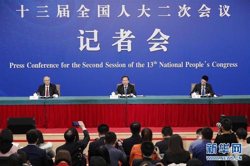 　　3月11日,，十三屆全國(guó)人大二次會(huì)議新聞中心舉行記者會(huì)，邀請(qǐng)生態(tài)環(huán)境部部長(zhǎng)李干杰就“打好污染防治攻堅(jiān)戰(zhàn)”相關(guān)問題回答中外記者提問,。 新華社記者 沈伯韓 攝