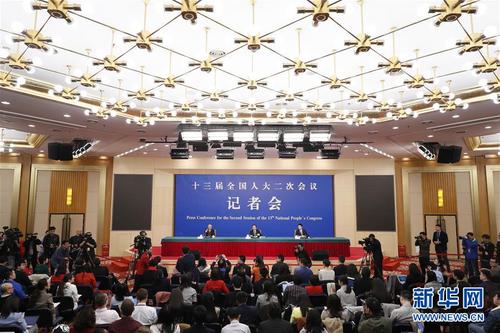 　　3月11日,，十三屆全國(guó)人大二次會(huì)議新聞中心舉行記者會(huì)，邀請(qǐng)生態(tài)環(huán)境部部長(zhǎng)李干杰就“打好污染防治攻堅(jiān)戰(zhàn)”相關(guān)問題回答中外記者提問,。 新華社記者 沈伯韓 攝1