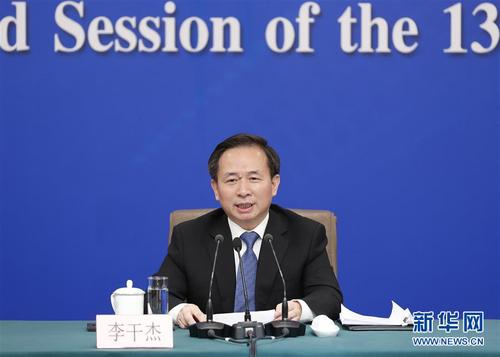 　　3月11日，十三屆全國(guó)人大二次會(huì)議新聞中心舉行記者會(huì),，邀請(qǐng)生態(tài)環(huán)境部部長(zhǎng)李干杰就“打好污染防治攻堅(jiān)戰(zhàn)”相關(guān)問題回答中外記者提問,。 新華社記者 沈伯韓 攝2
