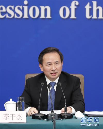 　　3月11日，十三屆全國(guó)人大二次會(huì)議新聞中心舉行記者會(huì),，邀請(qǐng)生態(tài)環(huán)境部部長(zhǎng)李干杰就“打好污染防治攻堅(jiān)戰(zhàn)”相關(guān)問題回答中外記者提問,。 新華社記者 沈伯韓 攝3