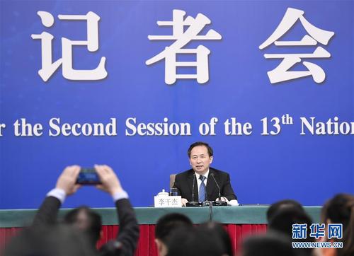 　　3月11日,，十三屆全國(guó)人大二次會(huì)議新聞中心舉行記者會(huì)，邀請(qǐng)生態(tài)環(huán)境部部長(zhǎng)李干杰就“打好污染防治攻堅(jiān)戰(zhàn)”相關(guān)問題回答中外記者提問,。 新華社記者 王鵬 攝