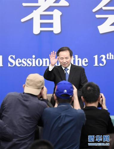 　　3月11日,，十三屆全國(guó)人大二次會(huì)議新聞中心舉行記者會(huì)，邀請(qǐng)生態(tài)環(huán)境部部長(zhǎng)李干杰就“打好污染防治攻堅(jiān)戰(zhàn)”相關(guān)問題回答中外記者提問,。這是記者會(huì)開始前,，李干杰向記者致意。 新華社記者 王鵬 攝